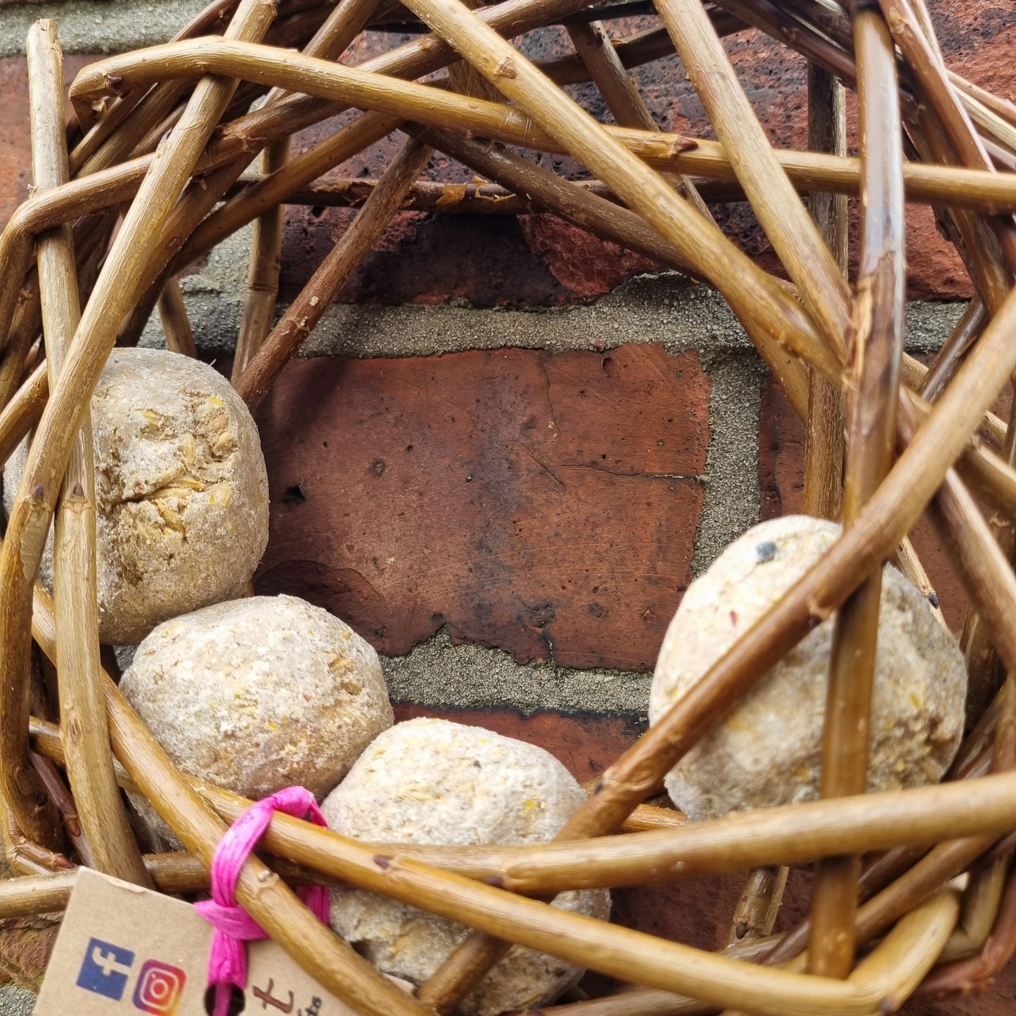 Willow Birdfeeder with Fat balls